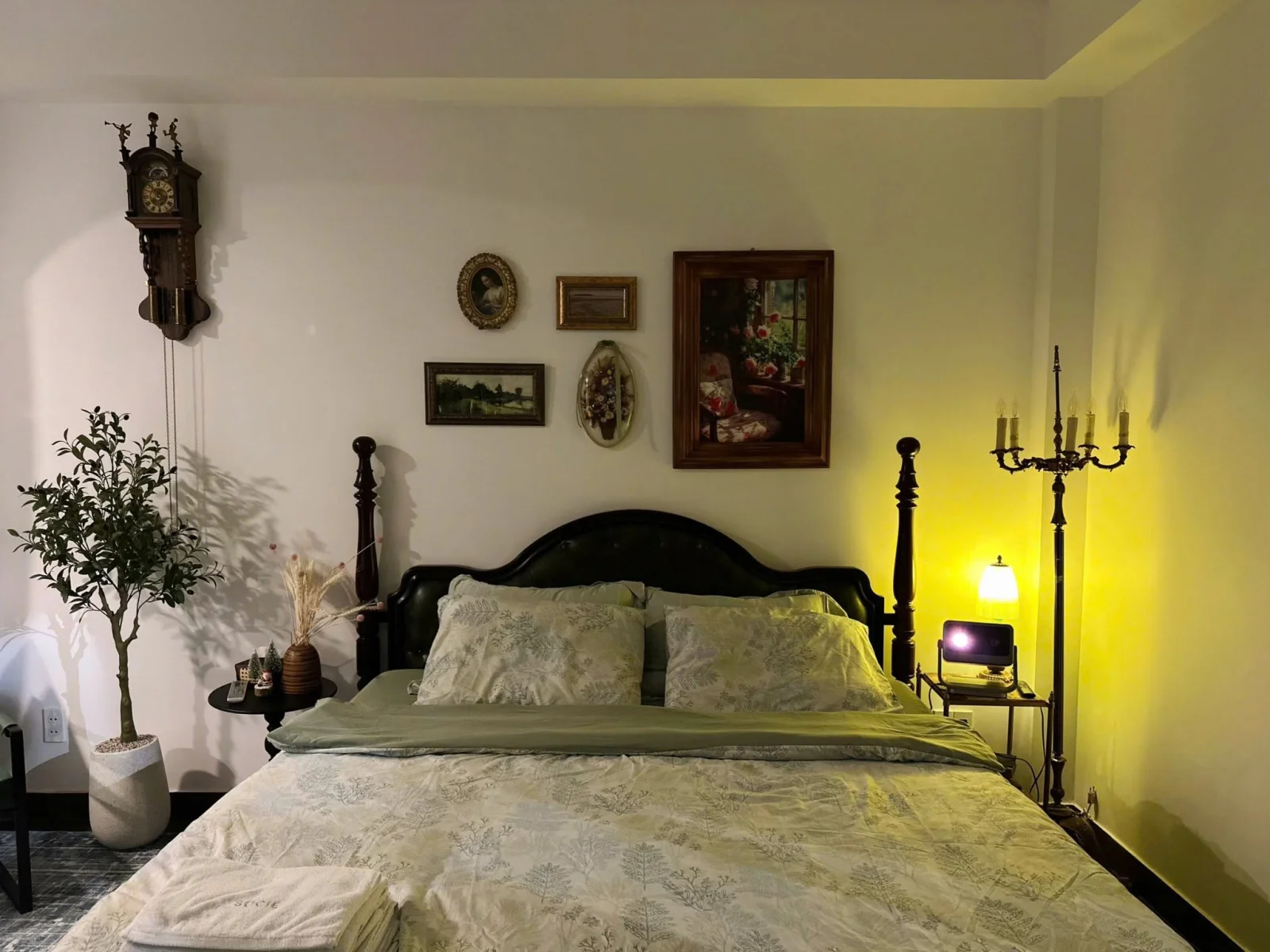 A wide view of the Amalfi room with its pendulum clock and plants